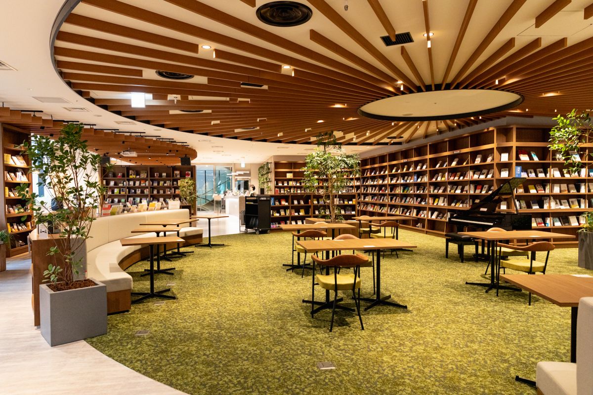 大人の知的好奇心をくすぐる本が並ぶ「Book Lounge Kable」で、ひとり時間を楽しむ