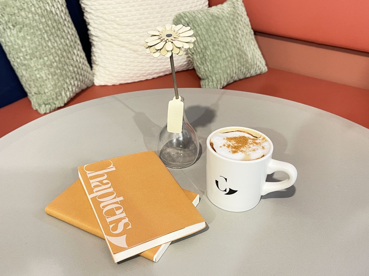 市ヶ谷「ブックカフェ チャイと選書 Chapters bookstore」