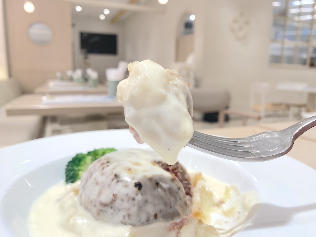 「よつ葉のとろけるチーズソースのハンバーグ」1850円（セット1980円）