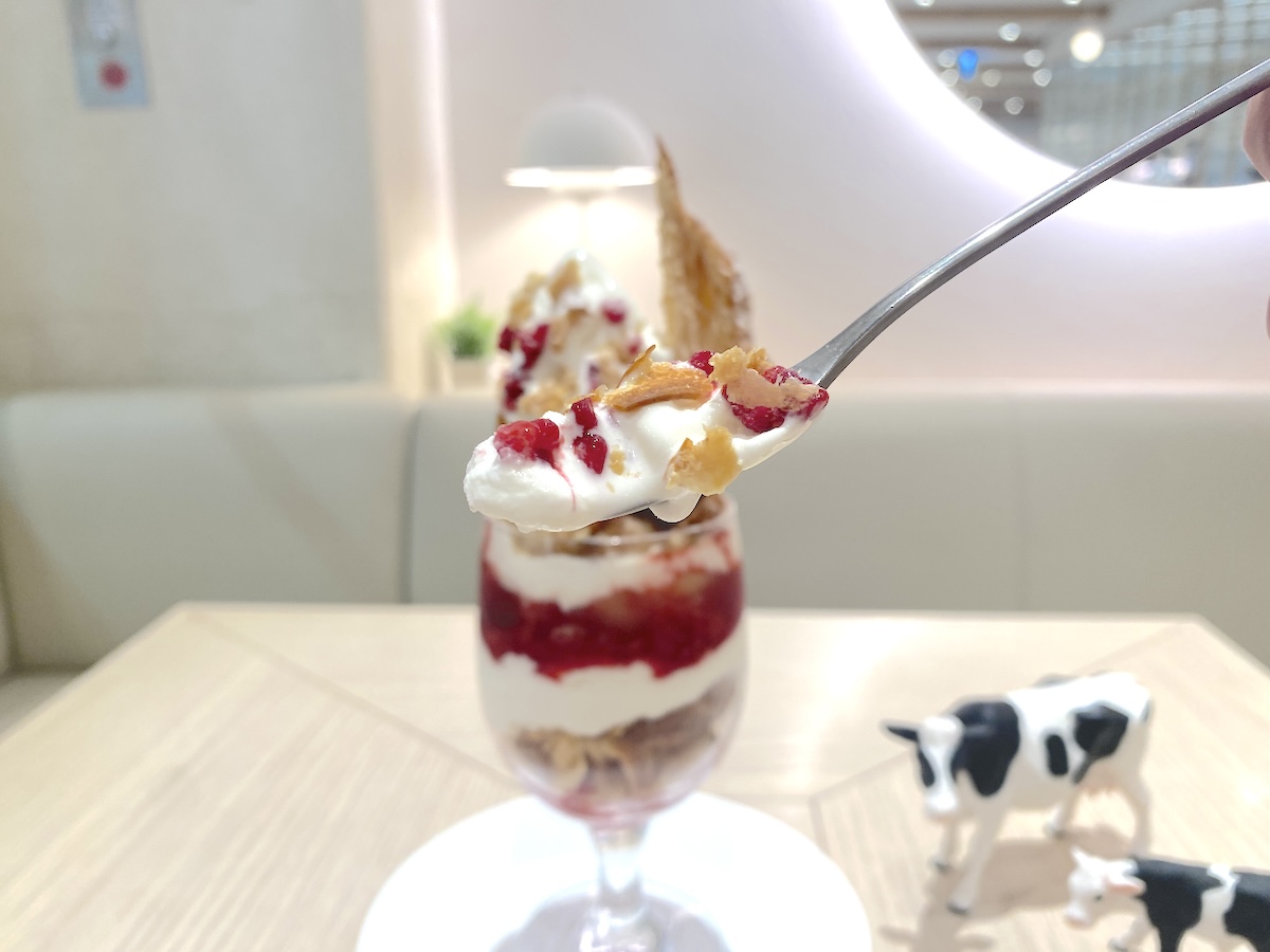 「苺と木苺のミルフィーユパフェ」1600円