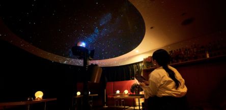 東京・白金台「プラネタリウムBAR」へ。満天の星空と星座カクテルが楽しめる大人の隠れ家