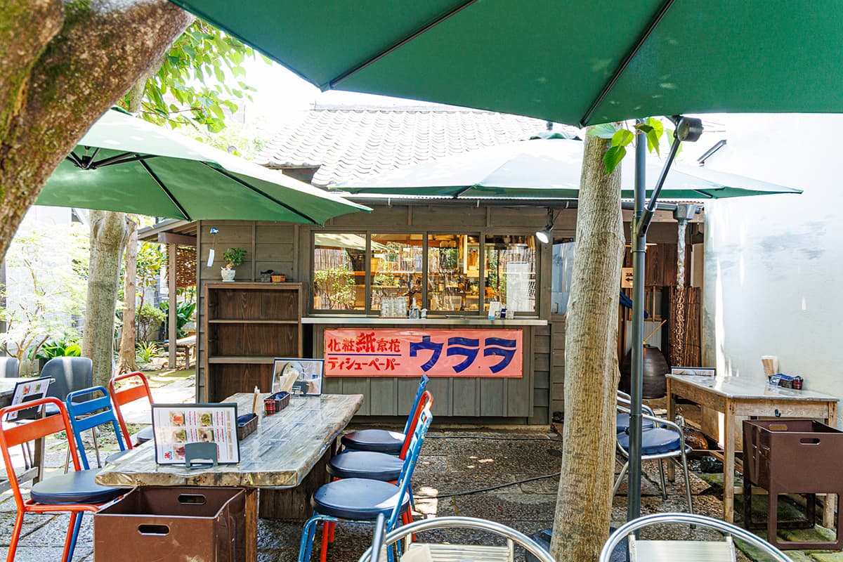 テラス席正面にはカウンターがあり、奥はキッチン。会計はこのカウンターで