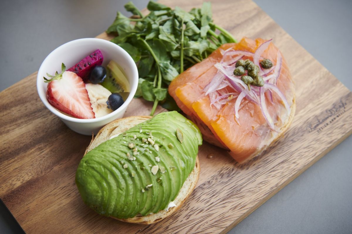 スモークサーモンとアボカドの自家製ベーグルサンド1540円