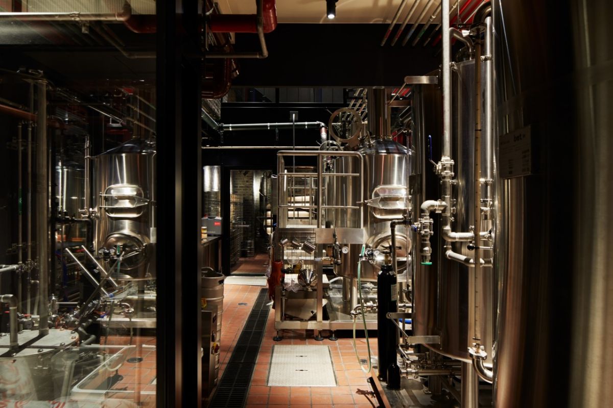 シルバーのタンクが並ぶNUMBER NINE BREWERY