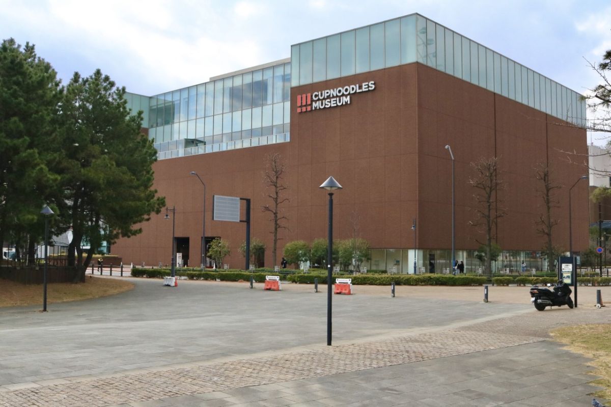 公園の向かいにカップヌードルミュージアム横浜が立つ