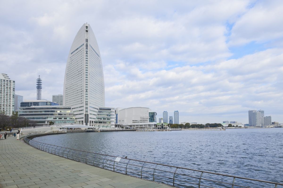 臨港パーク方面の風景。ヨットの帆をモチーフにしたホテルなどが立ち並ぶ