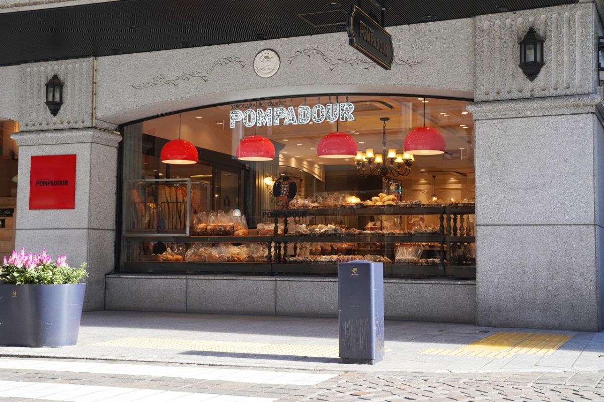 白を基調とした建物に映える赤い看板が目印