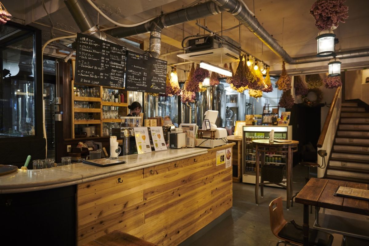 1階ビアスタンドの様子。黒板には注文可能なビールの種類が記されている