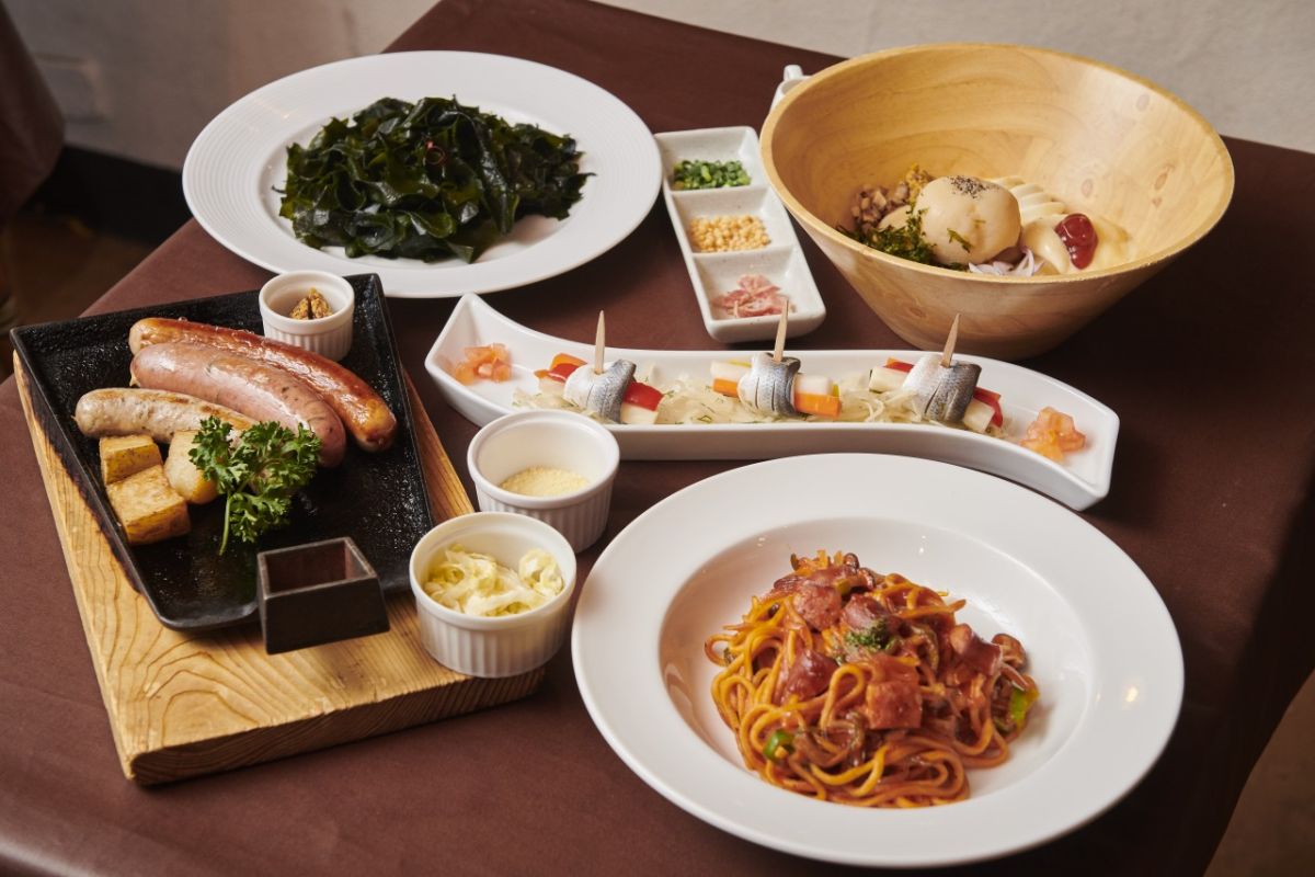 王道ナポリタン1250円（右手前）、ソーセージ三銃士2800円（左手前）、気仙沼わかめの岩井のごま油炒め780円（左奥）など