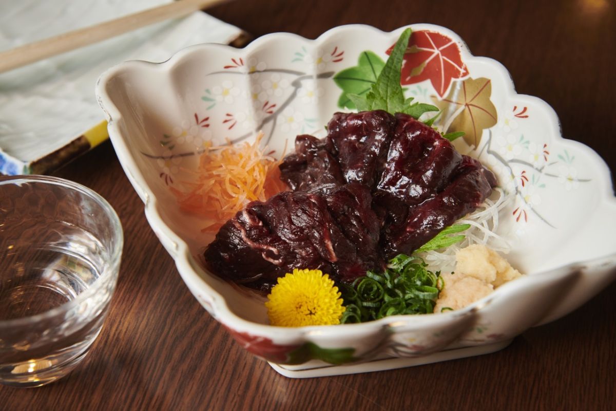 くじら刺身826円。くじらの竜田揚げ638円もある