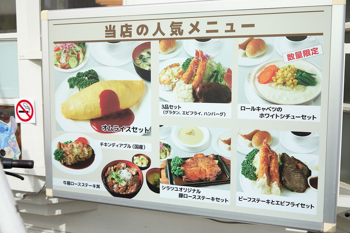 人気メニューを紹介するボードも