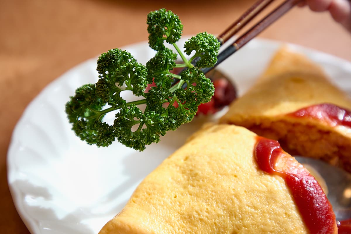 パセリが添えられているのも昔ながらの洋食の象徴