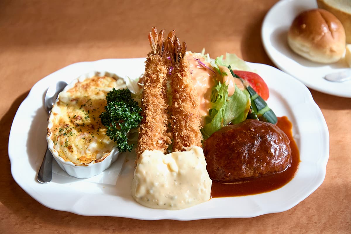 「3品セット（グラタン、エビフライ、ハンバーグ）」2600円