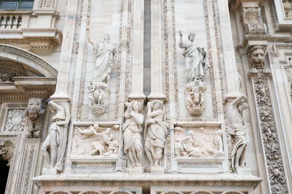 美しい白亜の大理石に注目