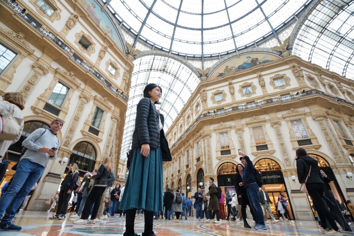 鉄骨とガラスドーム屋根、床のモザイク画など美しい装飾が随所に施されている