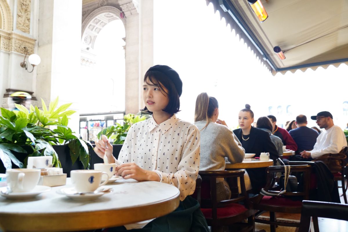 ガレリアを行き交う人々を眺めながらカプチーノでひと休み