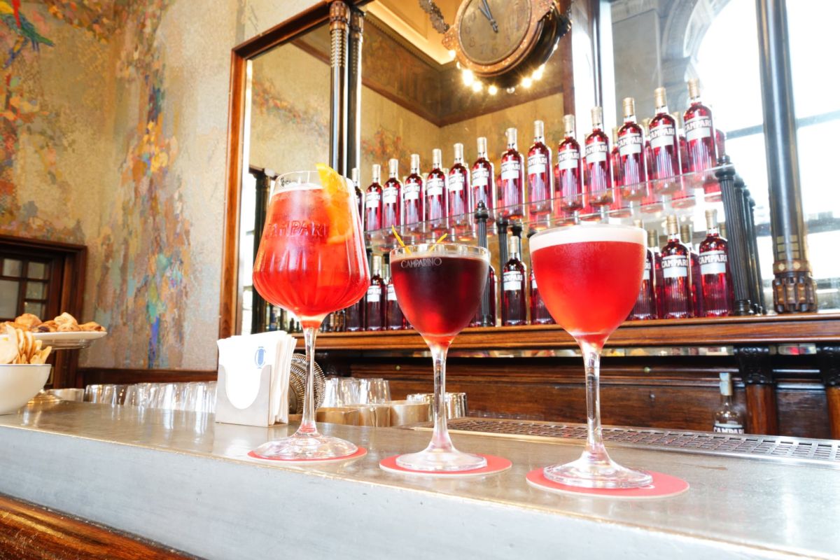 色鮮やかなカンパリたち。1階バールの壁に施されたモザイクアートも必見