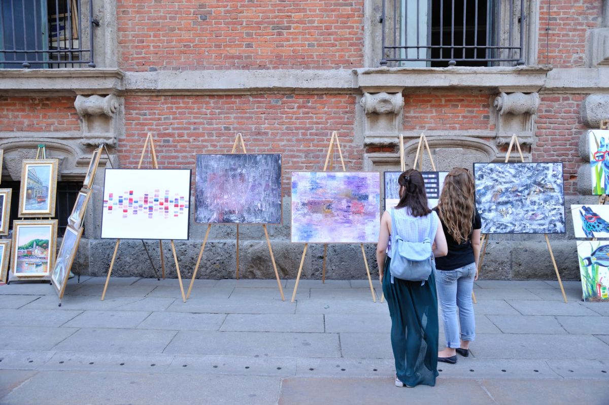 ブレラ地区は美術学校の学生など、美術関係者が多く集まる