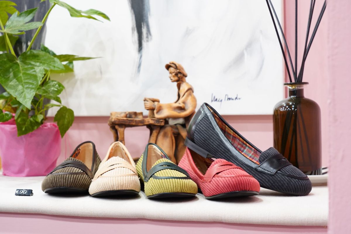 ベロア生地のローファーなど、季節問わずおしゃれが楽しめる