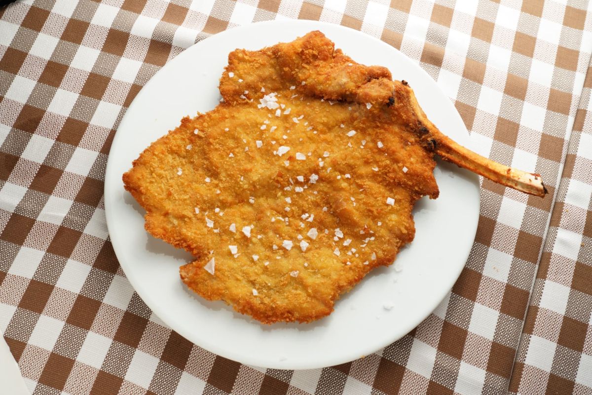 最後は塩でシンプルに味付け。ミラノ風カツレツ