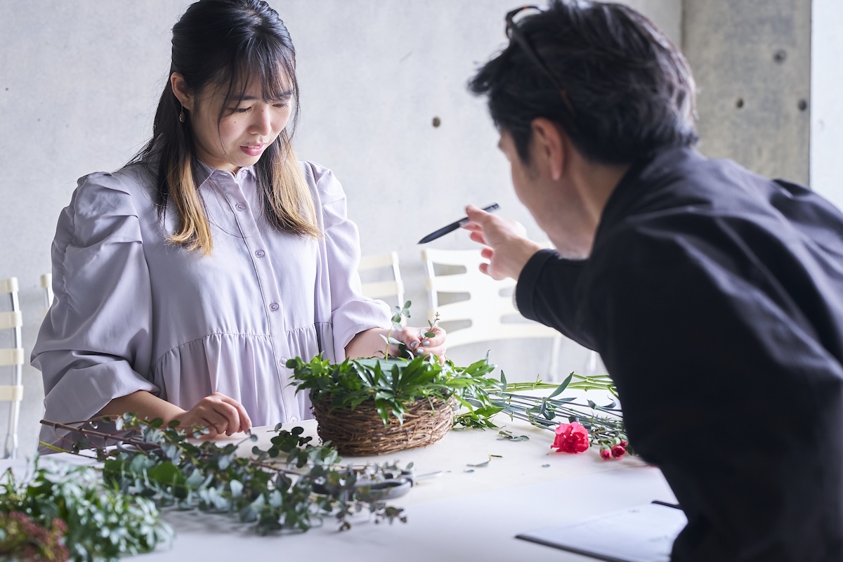 　オアシスの中心を指しながら「メカニカル・フォーカル・ポイント」について説明する西垣さんと、それを聞く中條さん