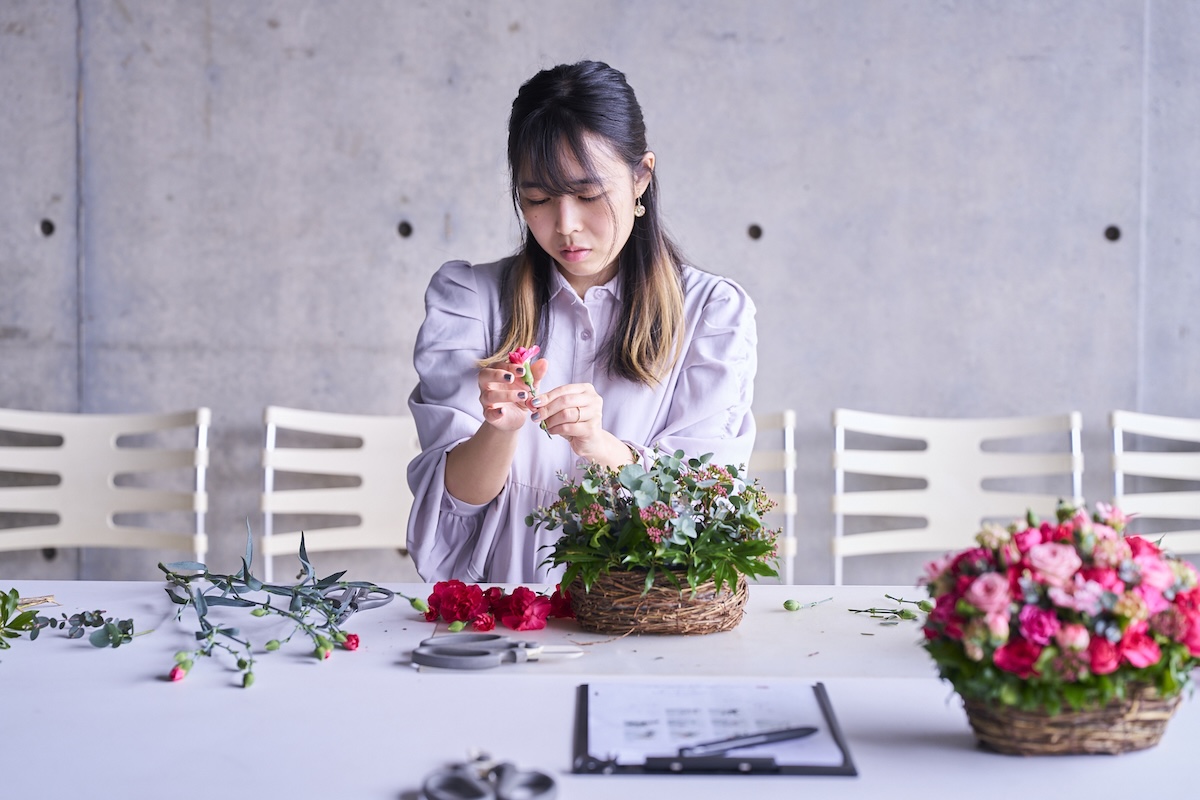花を手にし、さらに真剣な表情を見せる中條さん