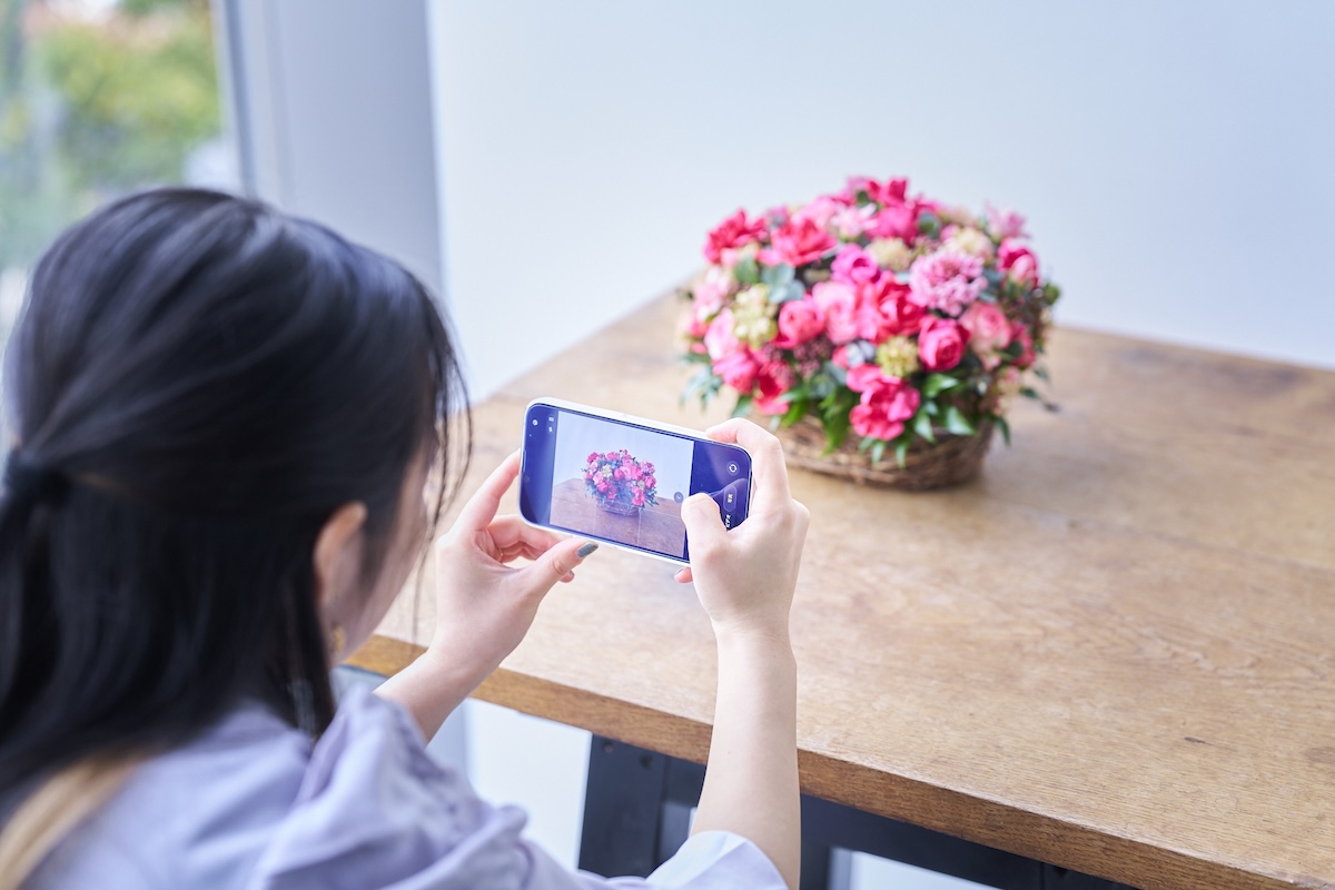 スマホで完成品を撮影する中條さん