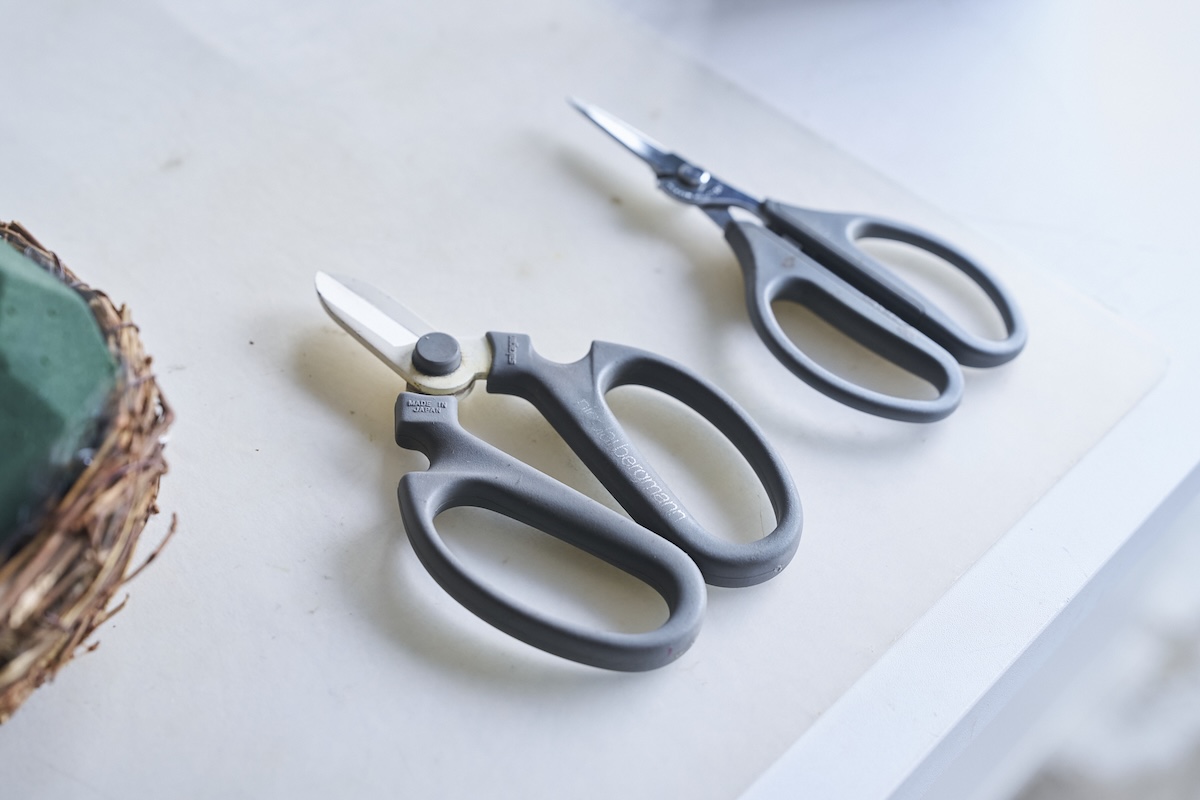 今回のレッスンでは2種のハサミを用意。太い枝を切るものと、細い茎を切るもの。使いやすいほうを使ってOK
