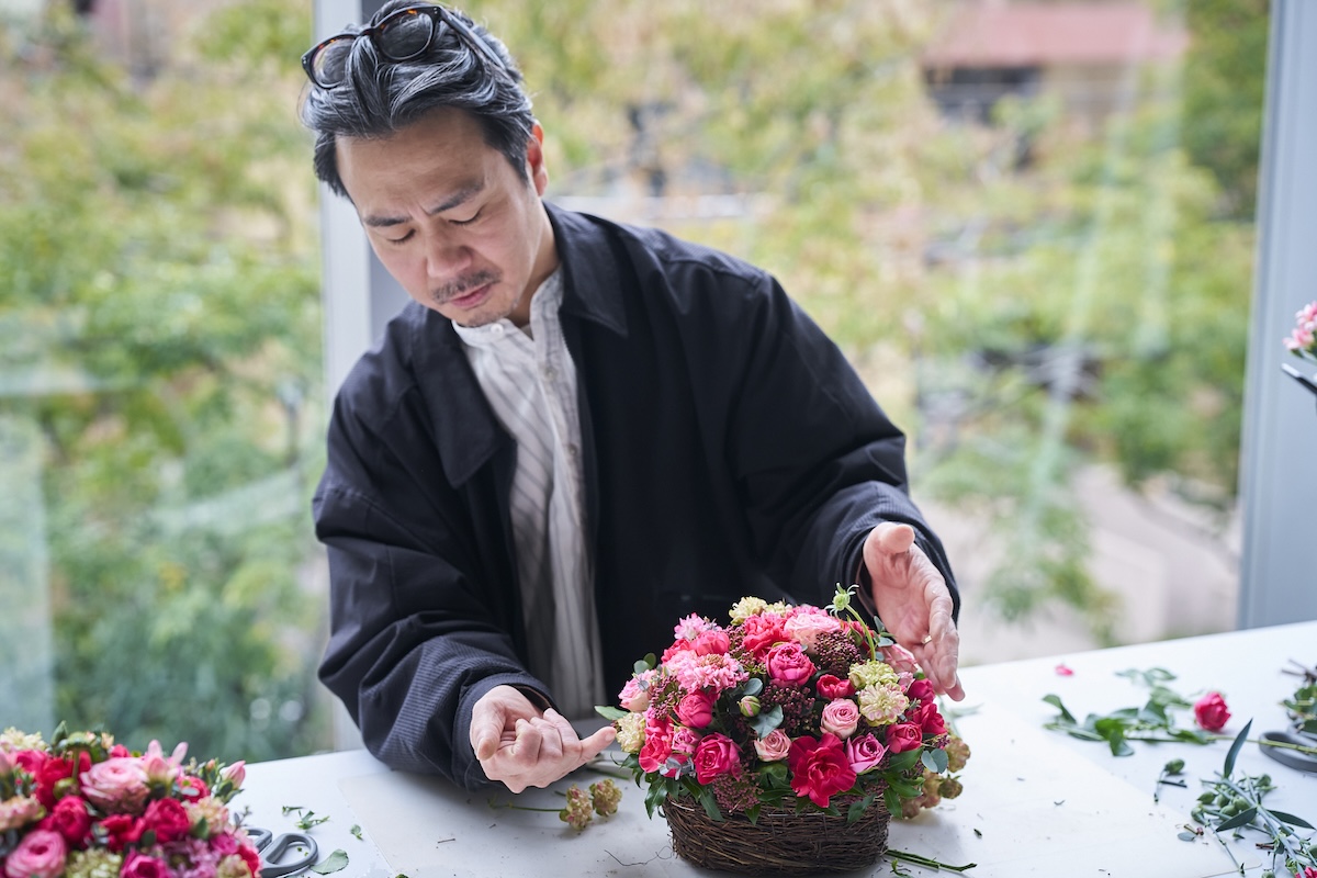 フラワーアレンジメントのデモンストレーションを行う西垣さん