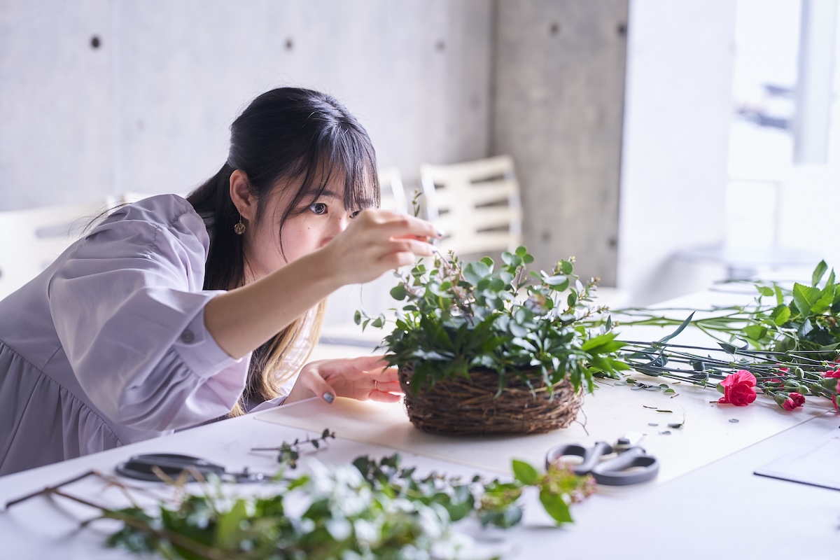 フラワーアレンジメントを制作している中條さん