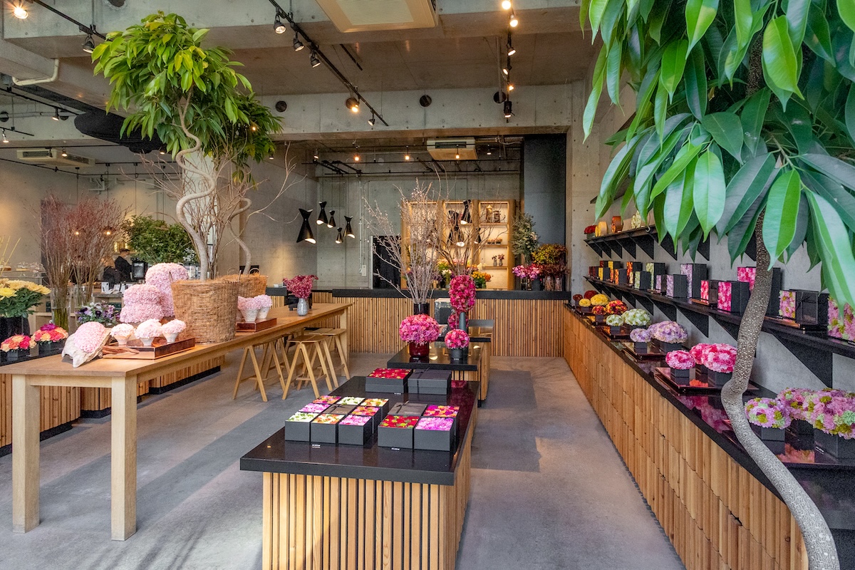 写真は1階のショップエリア。カフェも併設。フラワーレッスンは2階で行われる　（写真提供：Nicolai Bergmann）