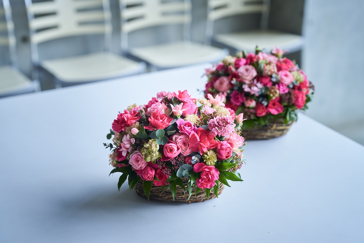 講師の完成見本と、中條さんが制作したアレンジメントを並べた写真