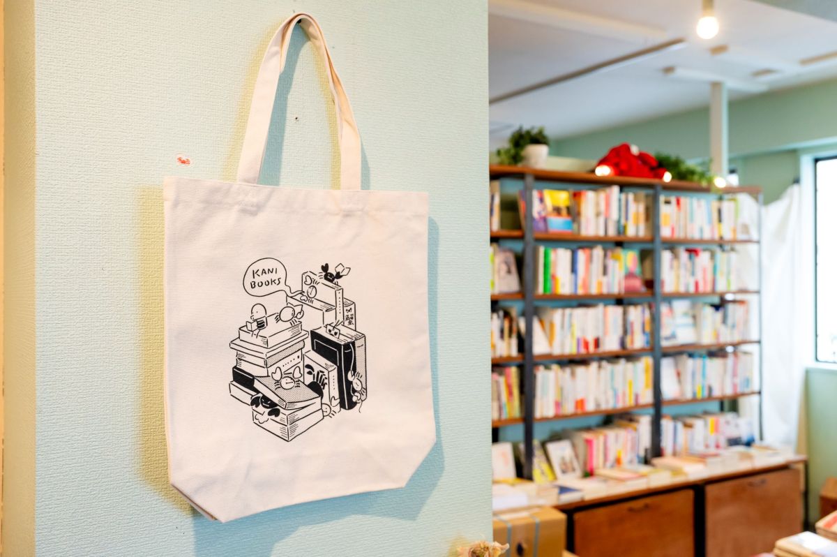 「蟹ブックス&times;スケラッコ　トートバッグ」1650円