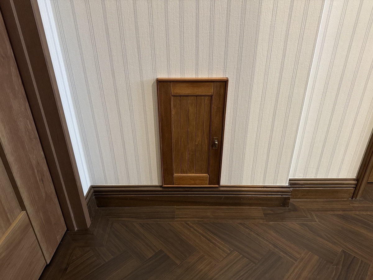 店内壁の小さな扉