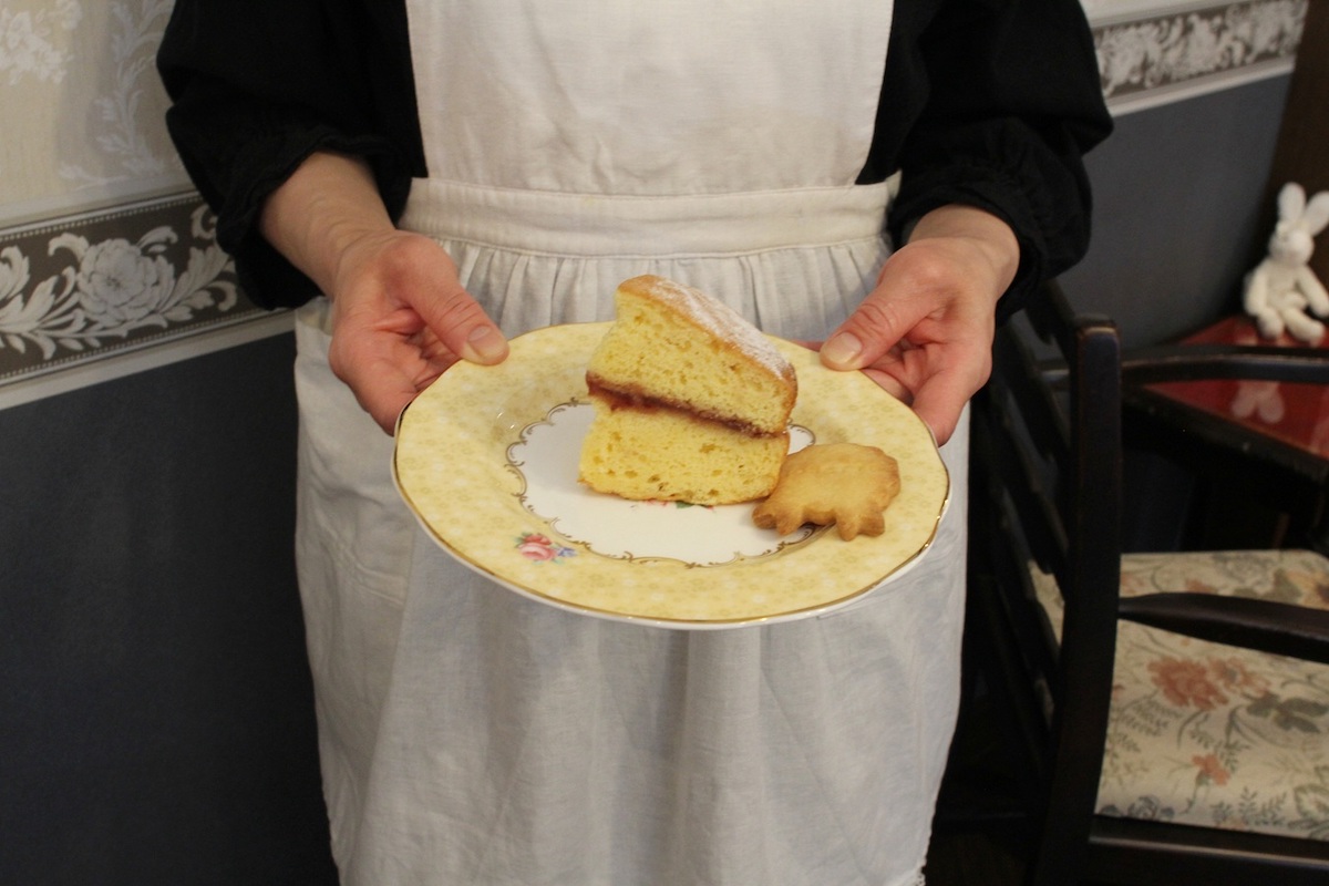 クラシカルなメイドさん風のスタイルでサーブ