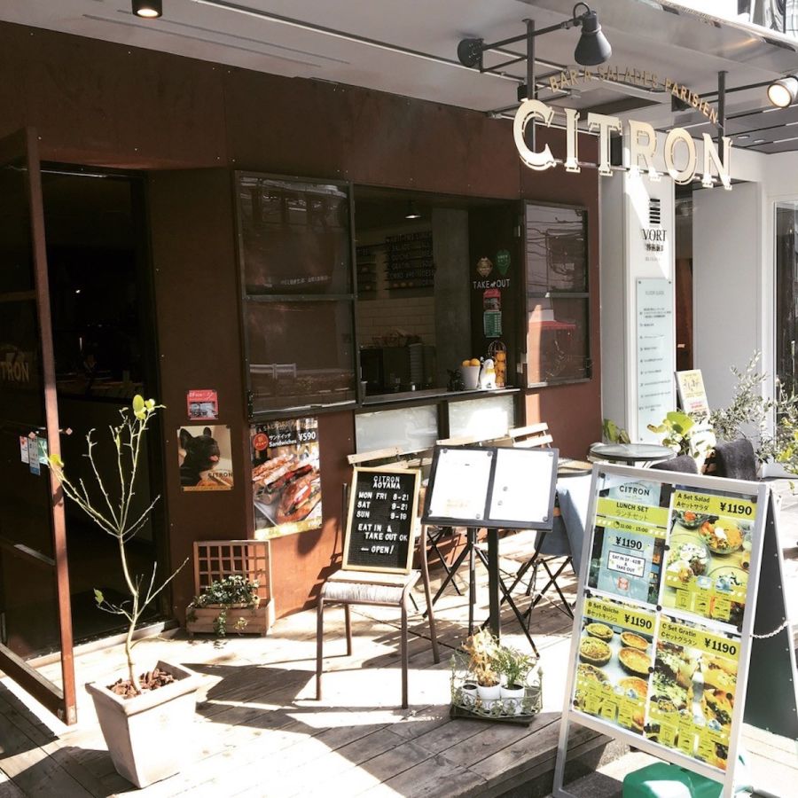 南青山3丁目交差点そば。パリのカフェを思わせるオープンテラスが目印