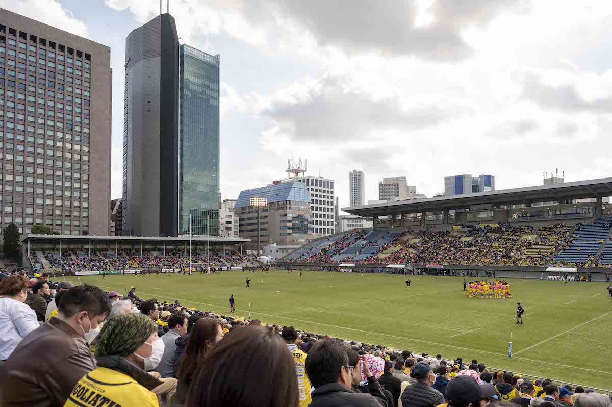 会場ではサングラスや日よけのウエアがあると便利。傘は禁止なので天候が悪い日はカッパなどの雨具をもっていこう。