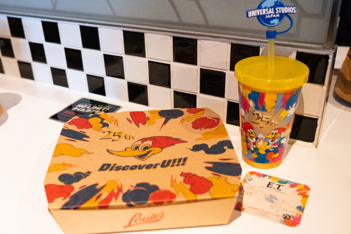 「ミートボール・ピッツァ25周年コースターセット」2300円（左）と25周年