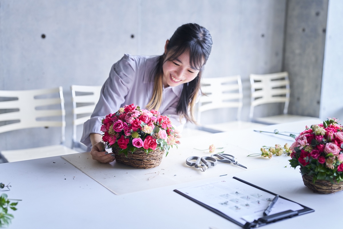 腰を低くし真横からもアレンジメントを確認していく