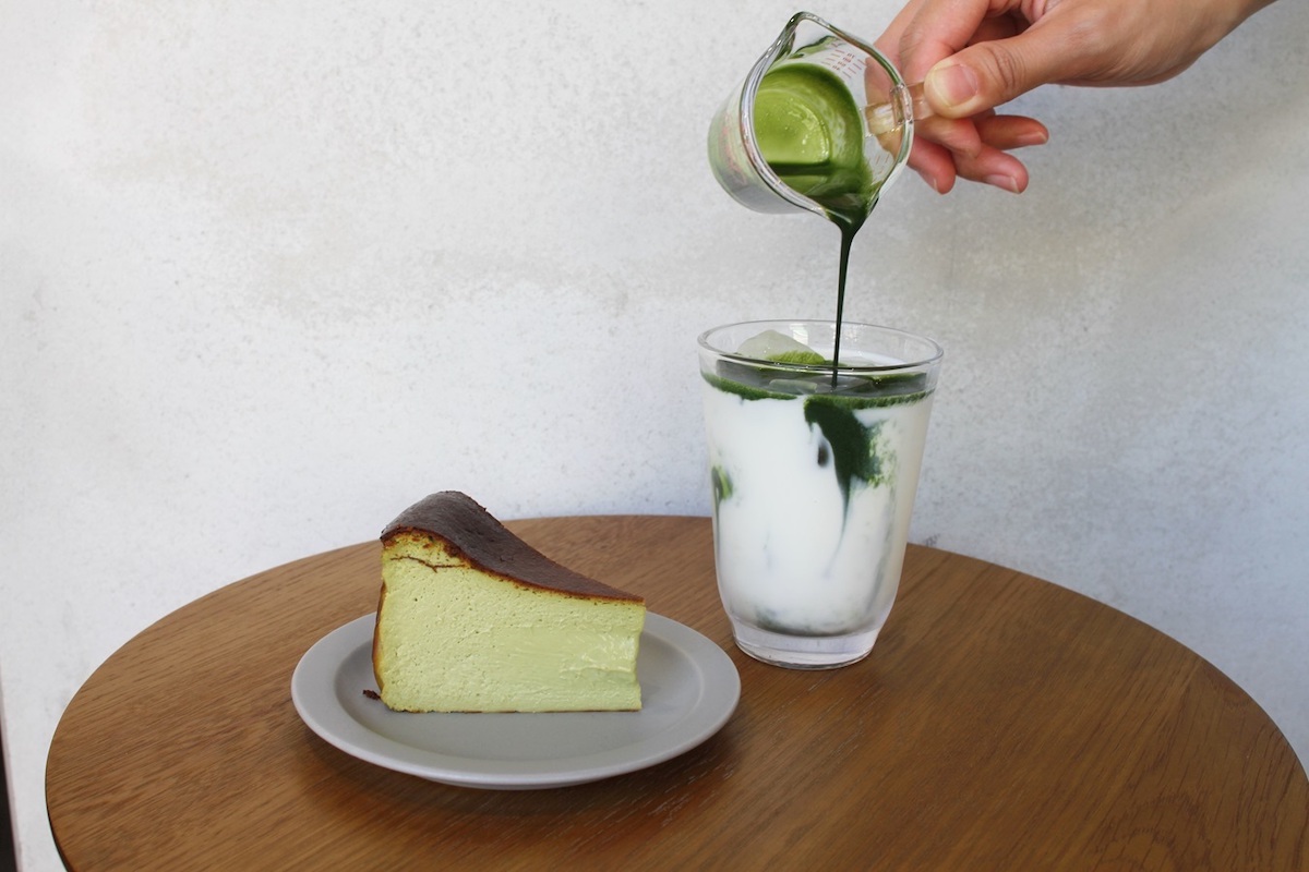 ケーキと抹茶ラテ