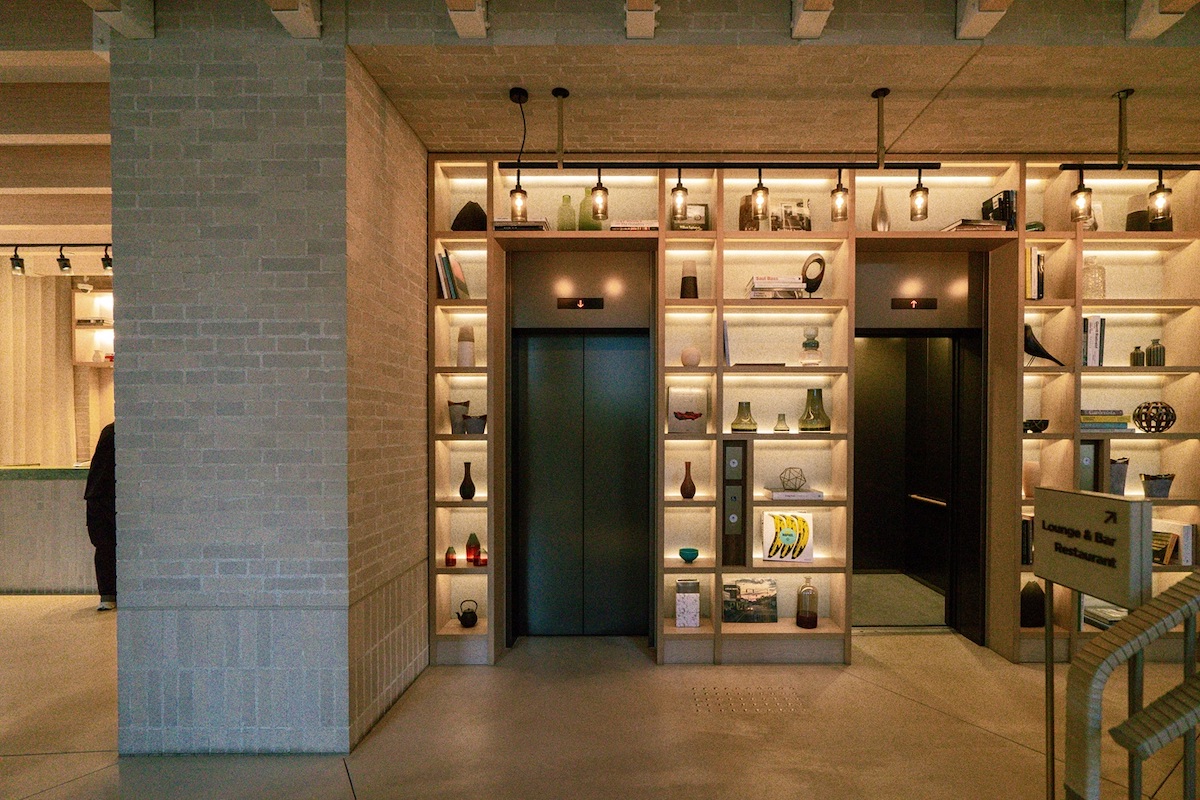 エレベーター前の飾り棚