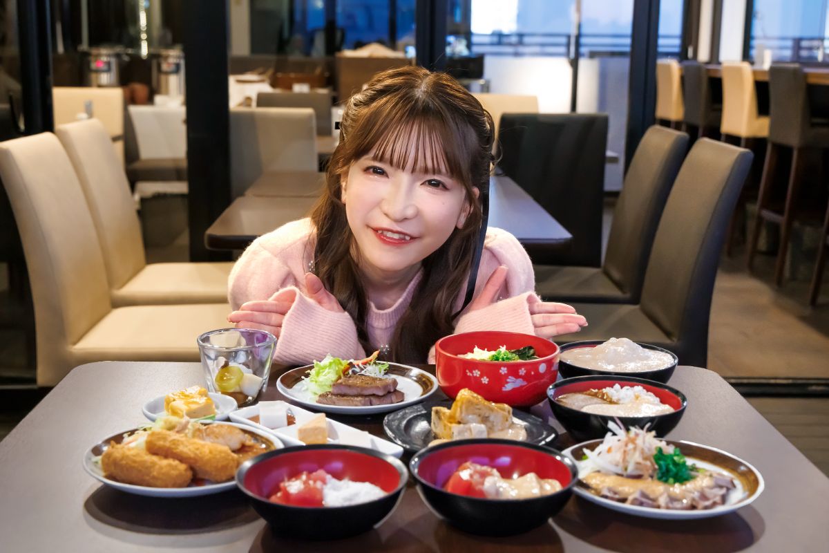 テーブルに並ぶ料理