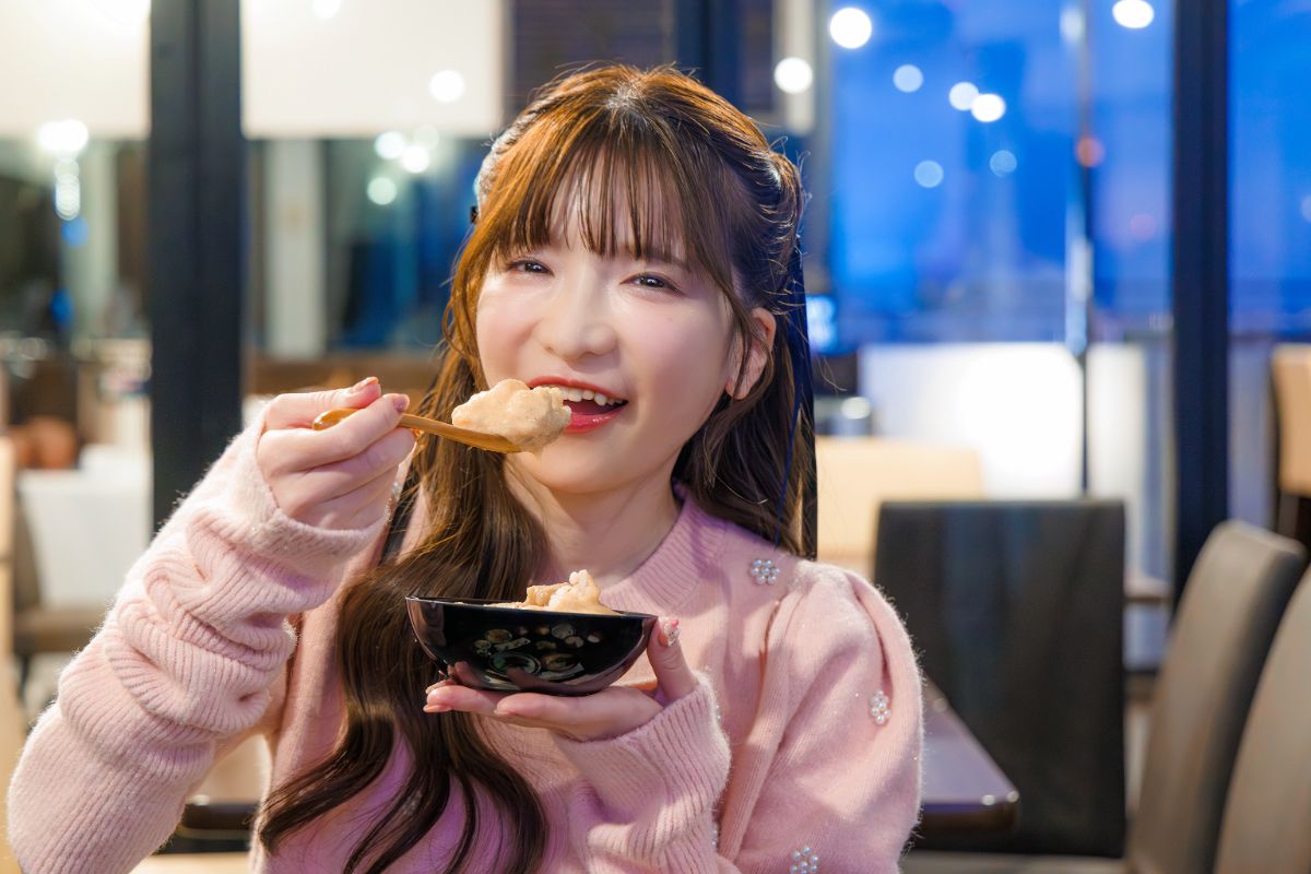 とろろご飯を食べる様子