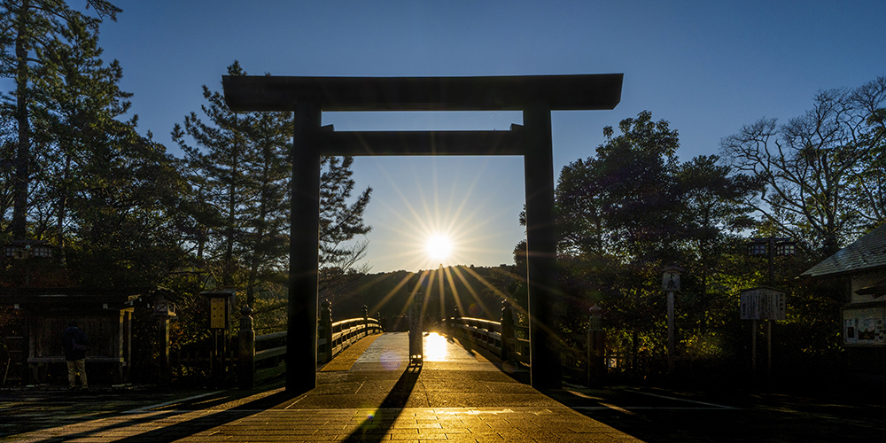 伊勢神宮の鳥居に昇る朝日