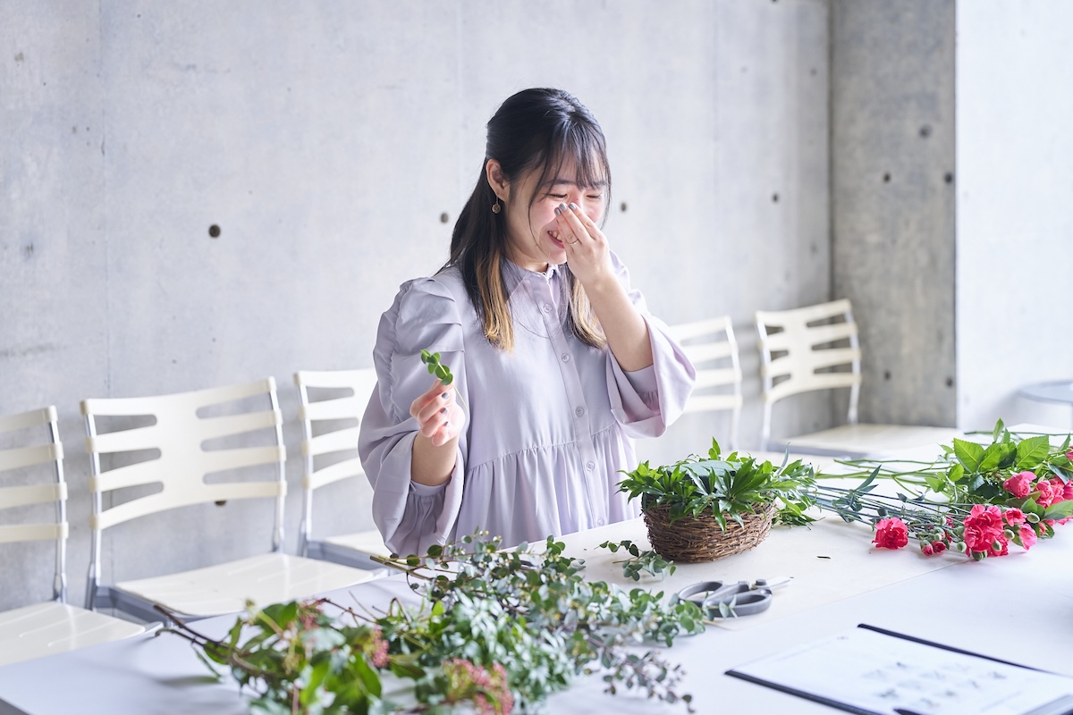 ユーカリの葉の香りをかぐのじょ