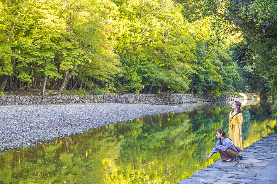 内宮の宮域内を流れる清流・五十鈴川の流れを利用した五十鈴川御手洗場