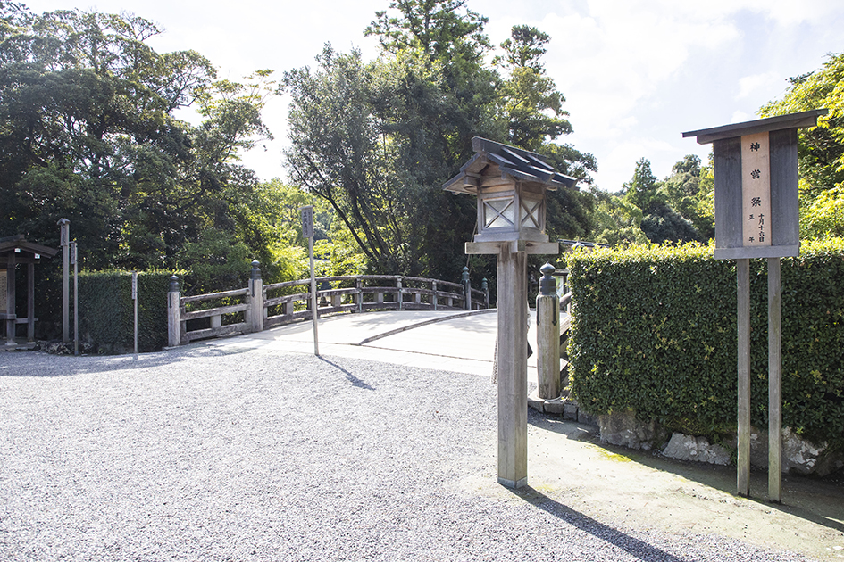 伊勢市駅から徒歩5分で外宮の表参道火除橋に到着