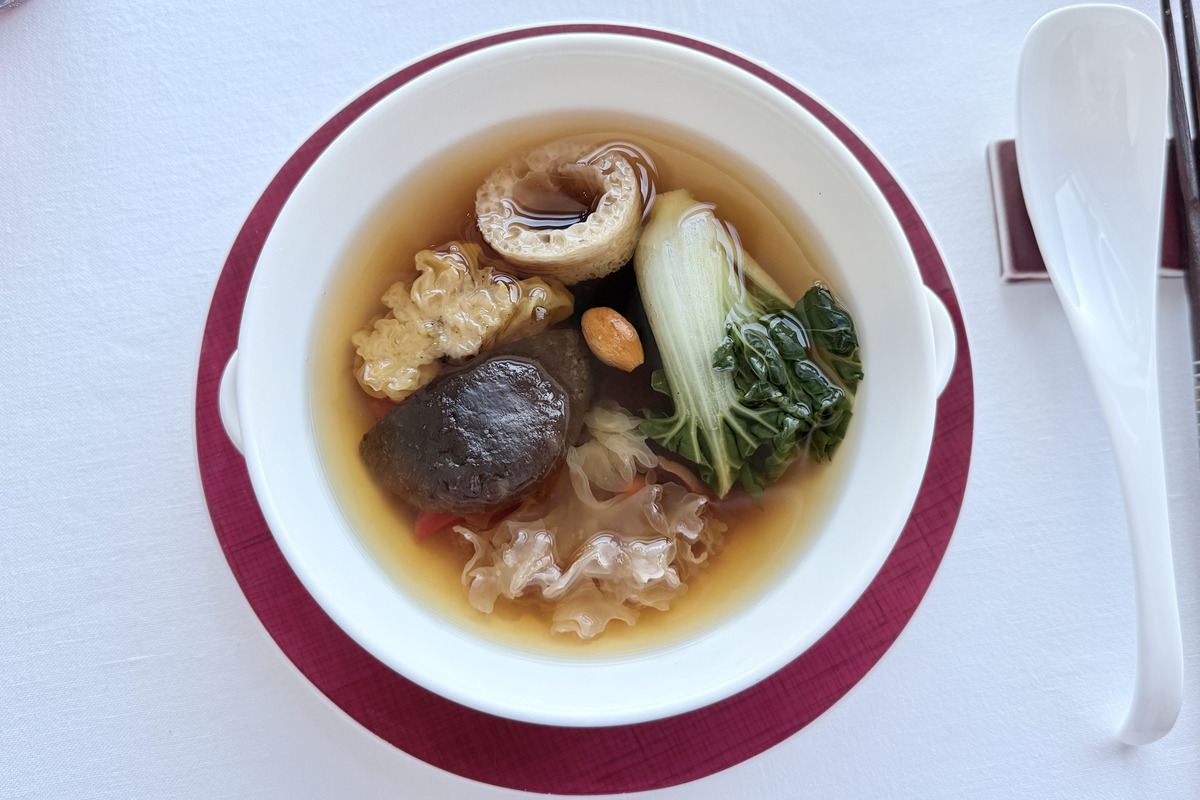 「黄茸 楡茸 衣傘茸 茶樹茸 白木茸と佐倉市きのこ園直送椎茸 人参三種の蒸しスープ」