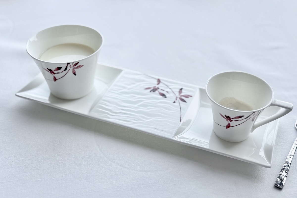 「今と昔の杏仁豆腐　杏仁豆腐と蓮の実入り杏仁茶」