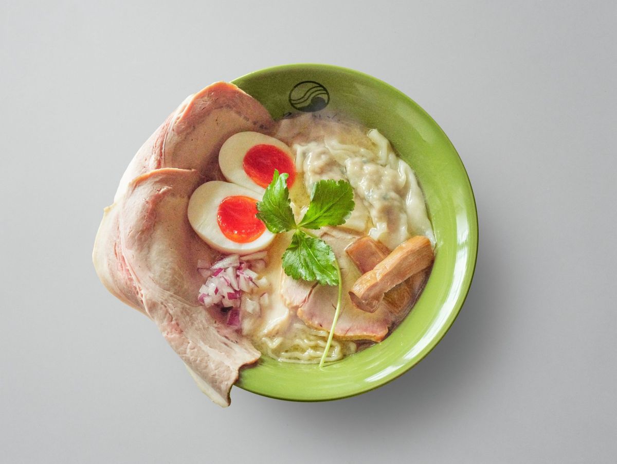 「スペシャル鶏白湯 らーめん」1500円